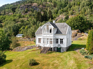 Innhaldsrik og spennande eigedom i naturskjønne og idylliske omgivelsar i Solvorn. Fantastisk utsyn over fjord og fjell.