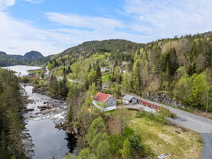 Innholdsrik eiendom med stor tomt (ca. 47 mål) på Søndeled - dobbel garasje og utsikt mot elva