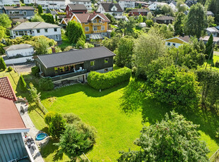 Innholdsrik enebolig over to plan med flott hage | Solrik tomt på 1 158 m² | Dobbeltgarasje | Sokner til Høybråten Skole