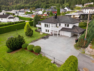 Innholdsrik enebolig over to plan - Meget flott og romslig tomt - Solrikt - Garasje og carport - 3 sov, 2 bad, 2 stuer