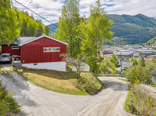 Innholdsrik og fint beliggende eiendom i Steindalsvegen. God solgang og kort avstand til sentrumsfunksjoner!