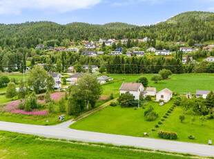 Innholdsrik og skjermet enebolig i landlige omgivelser - Solrik beliggenhet - Oppussing må påregnes