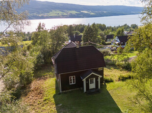 Inntagende hus med god atmosfære! Solrik beliggenhet og tomt som grenser mot marka!