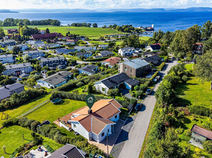 Jeløy / Renovert enebolig på øvre Tronvik med skreddersøm og egenart. Nydelig utsikt, upåklagelige solforhold. Garasje m