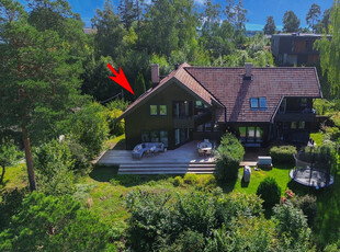 Jongskollen - Arkitekttegnet vertikaldelt tomannsbolig med nydelig terrasse og hage - Carport - 4 soverom - solrikt