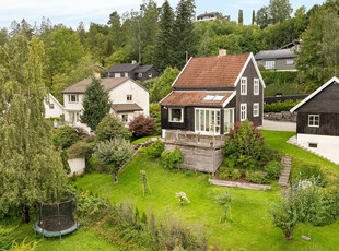 Klassisk og tiltalende enebolig med flott tomt og hage | 3 soverom | Stor garasje | Naturskjønne omgivelser