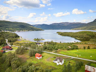 Landbrukseiendom med 370 mål eiendom| Idyllisk og naturskjønt område | Flotte tur- og fiskemuligheter | Sjøtomt og naust