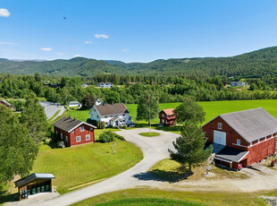 Landbrukseiendom på over 250 daa m/idyllisk beliggenhet, landlig med gode solforhold | Pris er ink. kjøretøy/redskap