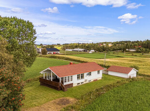 Landlig beliggende bolig - alle oppholdsrom på en flate - 2 soverom - stor og delvis overbygget terrasse - garasje.