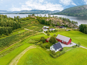 Landlig beliggende gårdstun med fantastisk utsikt og gode solforhold.