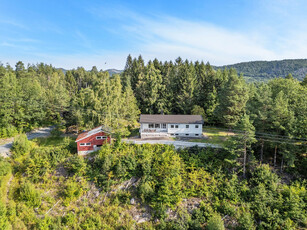 Landlig og usjenert beliggende enebolig med oppussingsbehov - ca. 10 min til Risør sentrum - garasje - ingen boplikt!