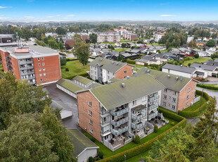 Lys og lettstelt selveierleilighet i et meget populært boligområde - 2 balkonger - Heis - Garasje - Utebod