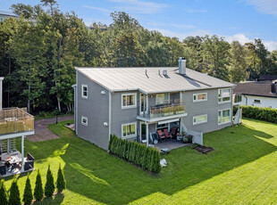 Lys- og stilfull selveierleilighet med stort soverom + hems. Elegant baderom og flott kjøkken. Solrik terrasse. Carport.