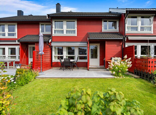 Lyst & trivelig rekkehus o/2 plan! Terrasse på 25 m² & sjarmerende hage - Garasje - 4 soverom - Gode solforhold!