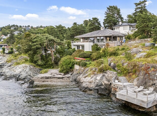 Meget attraktiv eiendom med strandlinje|Fantastisk beliggenhet ved Oslofjorden|Stor tomt|Her får man hus og hytte i ett!