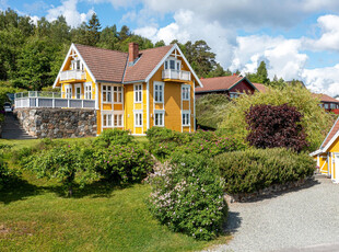 Meget sjelden, arkitekttegnet enebolig med fantastisk sjøutsikt og fin hage. Rom til hele familien. Garasje med loft!