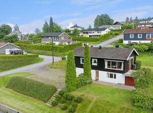 NY PRIS OG VISNING - Eldre enebolig i veletablert solrikt område med kort vei til forretning og barnehage i Sundbyfoss.