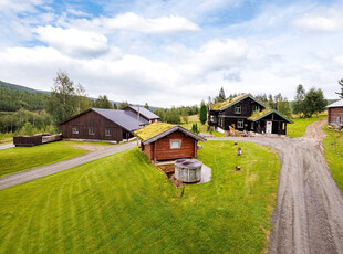 Nydelig småbruk med velholdt bygningsmasse, snekkerverksted, 3 garasjer og 2 stor garasjer med høyporter.