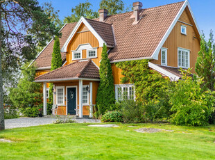 Nydelig villaeiendom på over 4,4 mål. Småbruksdrøm bestående av stort bolighus, stall, stabbur, hagestue og garasje.