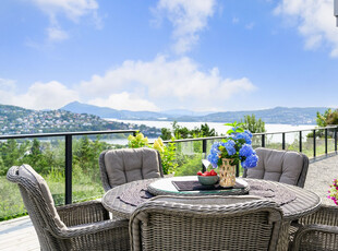 Oppgradert endeleilighet i barnevennlig nabolag. Fantastisk utsikt over byfjorden retning sør/vest med stor terrasse!