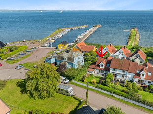 Oppusset enebolig i rekke m/garasje og hagestue på Steinsnes, m/eierandel i strandområde m/bademolo.