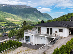 Pen 4-roms leilighet med god standard, flott utsikt og parkering i carport!