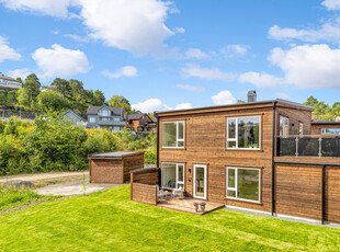 Påkostet enebolig i kjede fra 2023 m/carport, solrike terrasser og peis.God standard. Blindgate. 4 år igjen på garantien