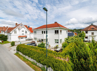 Romslig leilighet med sentral beliggenhet i Hønefoss sentrum. Oppgraderings og oppussingsbehov.