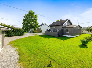 Sentrumsnær familiebolig med dobbelgarasje og stor gårdsplass. 4 soverom og fin terrasse mot vest. Barnevennlig!