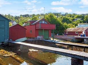 Sjelden mulighet på vakre Bjorøy | Naust med båtplass og brygge | Oppussingsobjekt