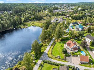 Ski /Siggerud. Meget idyllisk eiendom med stor tomt og romslig dobbelgarasje ca. 20 min fra Oslo.