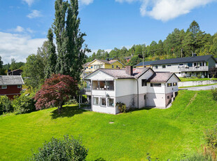 Skjermet og familievennlig enebolig med hybelutleie. Flott utsikt. Romslig carport.