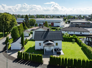 Solrik og flott hjørneeiendom i barnevennlig område. Pen vedlikeholdt enebolig med 2 stuer og 3 soverom. Garasje på 28m²