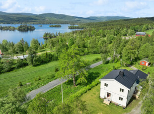 Stor enebolig med idylliske omgivelser | Utsikt til innsjø | Familievennlig | Landlig beliggenhet | Tomt på over 5,5 mål