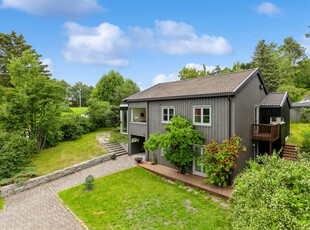 Stor enebolig med utleieleilighet på Berg - Flott opparbeidet tomt i rolig og barnevennlig område - Romslig garasje.