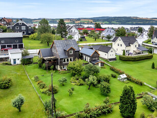 Stor enebolig over 3.etg i et flott nabolag i Nordbyen - 3 sov - Hybel - Stor hage - Garasje- Sentralt - Gode solforhold