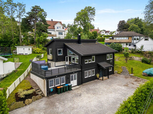 Stor familiebolig med innholdsrik planløsning og attraktiv beliggenhet. Stor, solrik hage og flere flotte uteplasser.