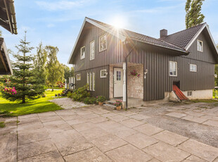 Stor og flott enebolig med garasje og carport! Hjørnetomt på over 1 800 m2 | Frodig hage