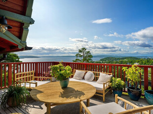 Storslagen fjordutsikt, toppleil. i tomannsbolig, idyllisk hage, sydvestvendt balkong ca. 25 kvm, 2 p-plasser, el-lader