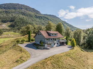 Svært innholdsrik og kjekk familiebolig med stor tomt - Beliggende i rolige og naturskjønne omgivelser