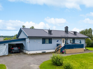 TREHØRNINGEN | INGEBERG Frittliggende enebolig med uinnredet kjeller og carport | Solrik og romslig tomt |