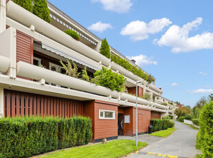 Usjenert 2-roms toppleilighet med vestvendt terrasse på 13 m². Garasjeplass. A-konto v.v. og TV/internett inkludert.