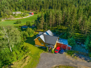 Usjenert småbruk med stort hus, gode solforhold og tomt på over 719 dekar. Muligheter for jakt. Rolig og landlig idyll!