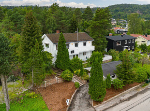 Velholdt enebolig med hybel - Fantastisk fjordutsikt - Fine uteområder - Dobbelgarasje - Gangavstand til skole