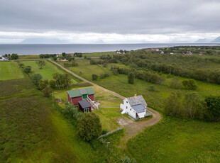 Visning 5/9 kl.1630- Stor landbrukseiendom med enebolig, fjøs og garasje