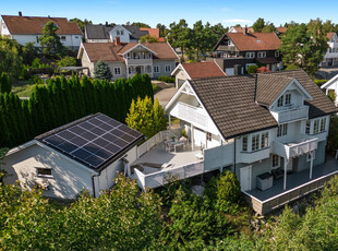 Ambjørnrød - Stor innholdsrik enebolig med utleiedel på hele 72 m2. Flott utsikt og garasje med solceller!