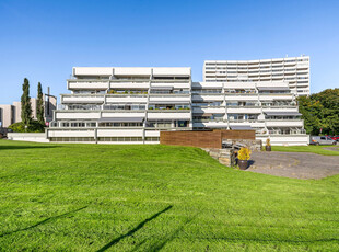 B/L Terrasseleilighet med stor sørvendt balkong. 3 etasje. God planløsning. Heis i bygget