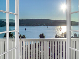 Delikat, privat og sentral liebhaverejendom med 180gr. panoramautsikt over strandlinje. Idyllisk og flott beliggenhet!