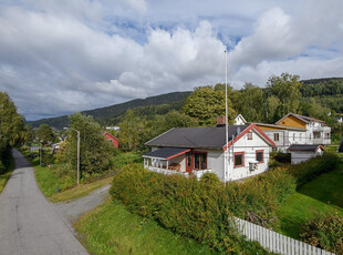 Enebolig med eldre standard og attraktiv beliggenhet på Fåberg. Barnevennlig og veletablert boligområde.