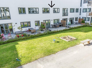 Fin familiebolig over 2 plan i bygård oppført i 2013. Privat markterrasse. Stille, skjermede omgivelser i en blindvei.